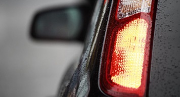 car-back-light-in-the-rain-with-water-droplets