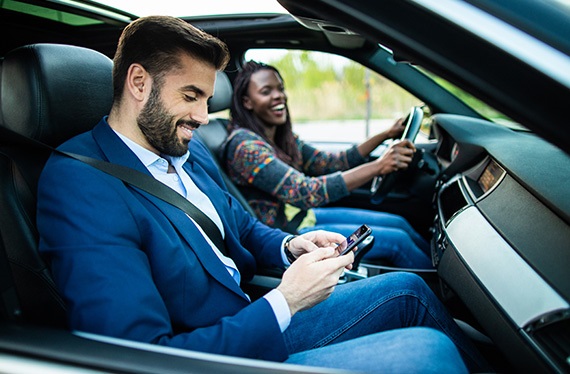 female-driving-car-with-male-in-the-passenger-seat