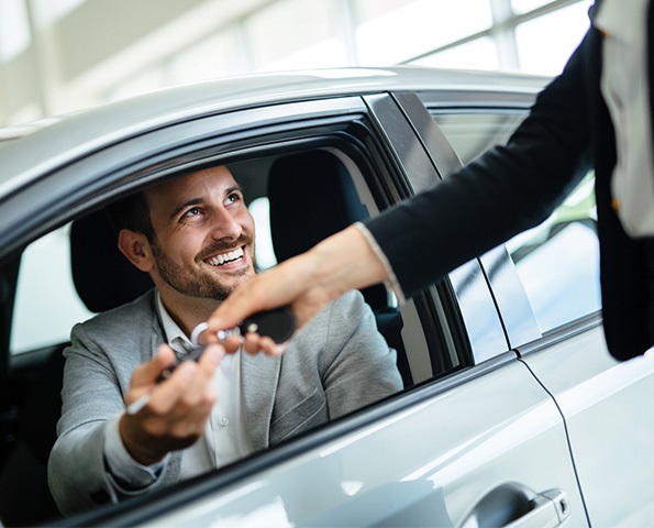 salesperson-handing-over-keys-to-driver