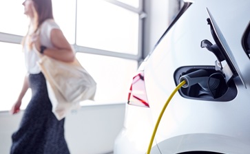 Woman driving PHEV globalblog'